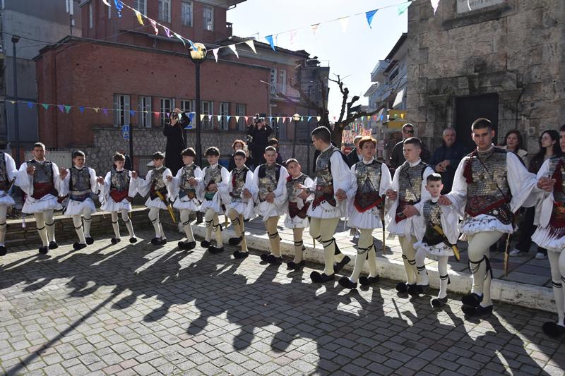 Οι «Γενίτσαροι και Μπούλες» στο Δημαρχείο Νάουσας χωρίς τον «πρόσωπο», σύμφωνα με την παράδοση 